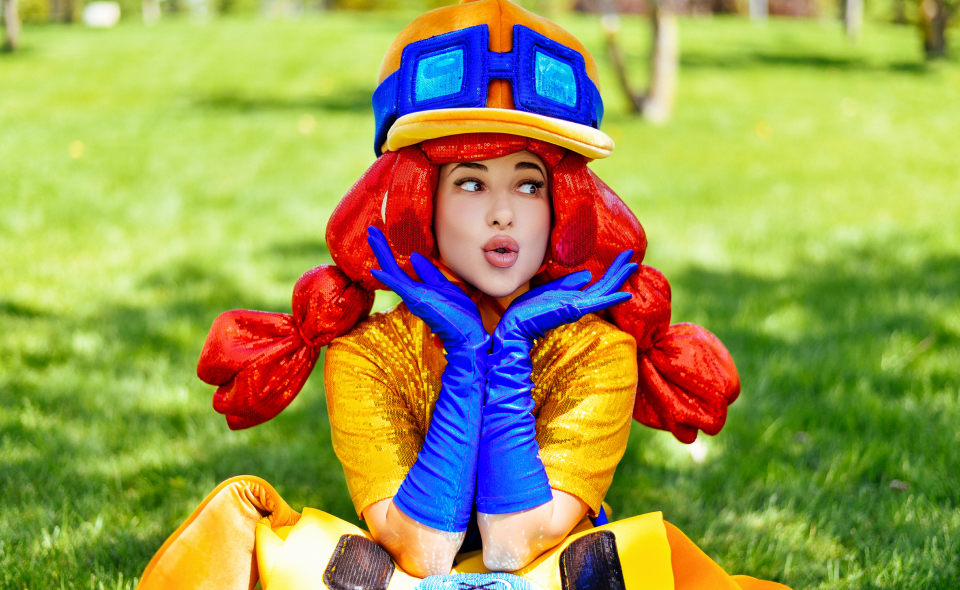 Аниматор театра Мурзилки с открытым лицом